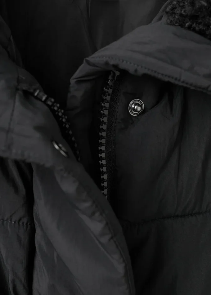 Anorak matelassé ajusté avec capuche