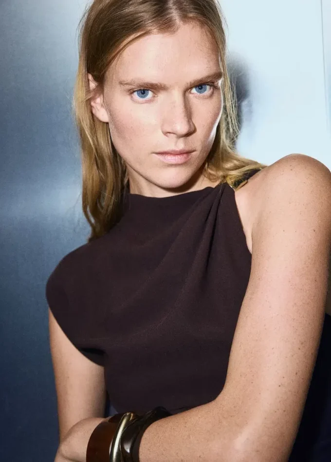 Blouse asymétrique avec détail métallique