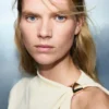 Blouse asymétrique avec détail métallique
