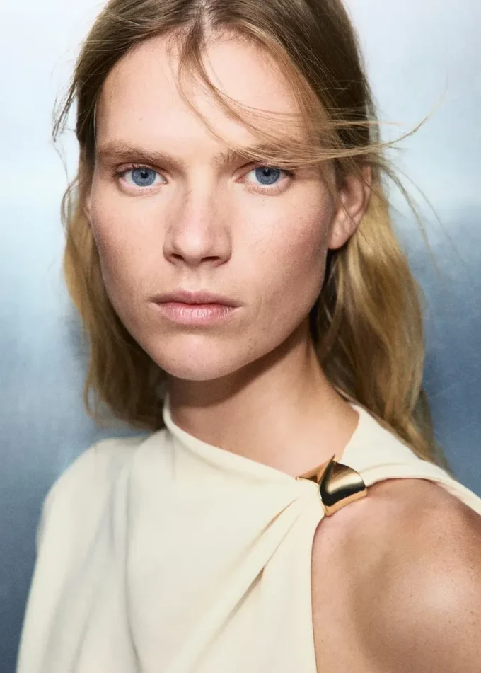Blouse asymétrique avec détail métallique