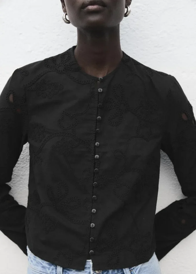 Blouse brodée avec boutons