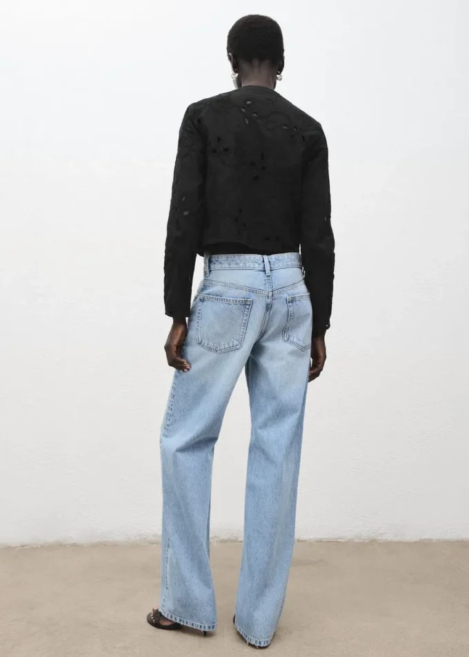 Blouse brodée avec boutons