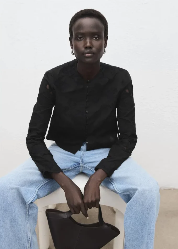 Blouse brodée avec boutons