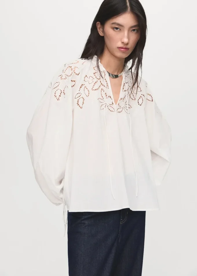 Blouse brodée avec nœuds