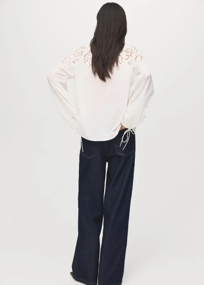 Blouse brodée avec nœuds