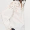 Blouse brodée avec nœuds