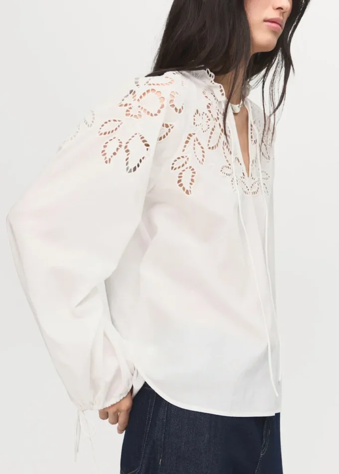 Blouse brodée avec nœuds