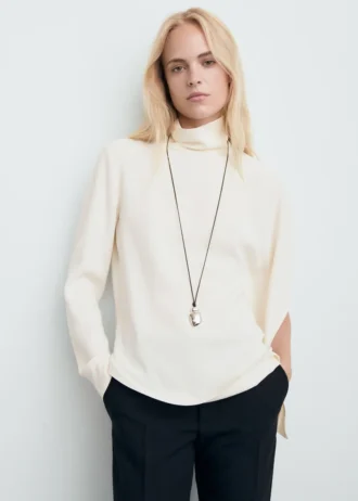 Blouse à col montant et manches asymétriques