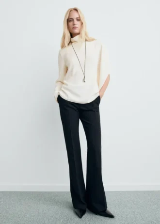 Blouse à col montant et manches asymétriques