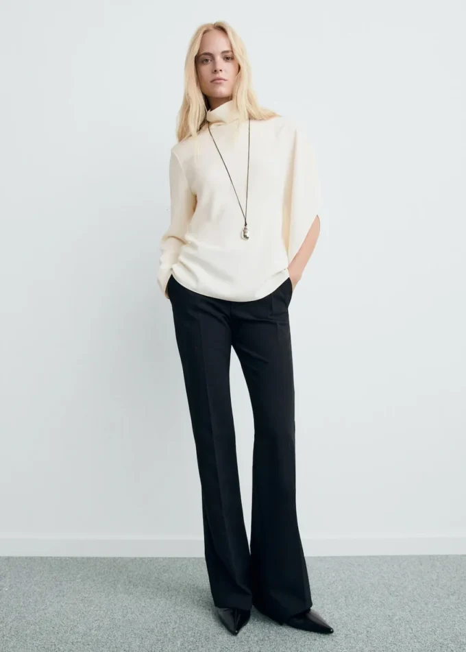 Blouse à col montant et manches asymétriques