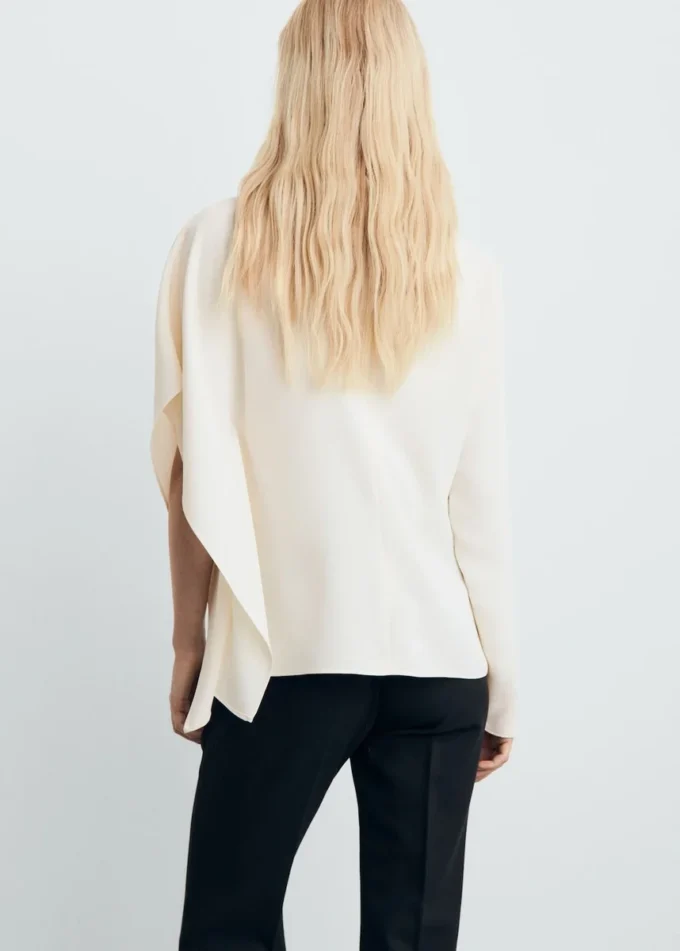 Blouse à col montant et manches asymétriques