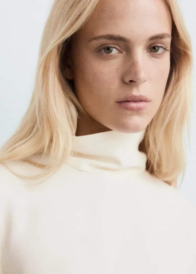 Blouse à col montant et manches asymétriques