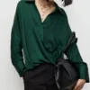 Blouse croisée en satin