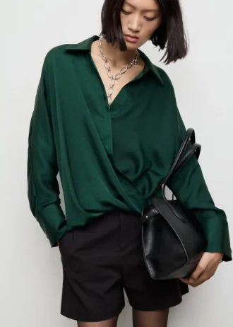 Blouse croisée en satin