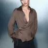 Blouse croisée en satin