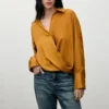 Blouse croisée en satin