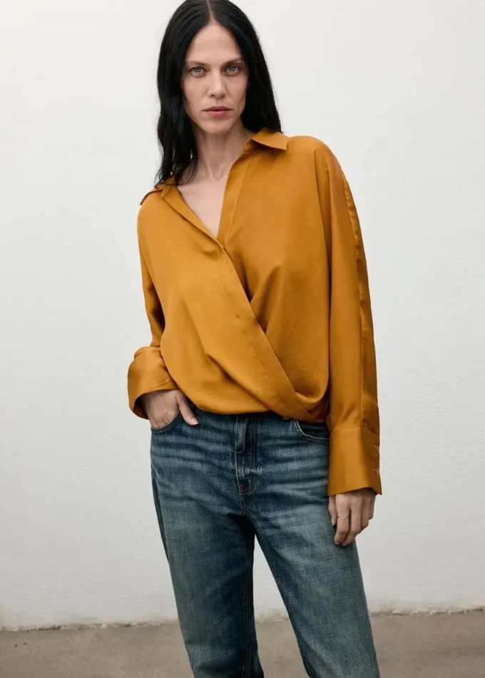 Blouse croisée en satin