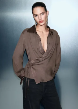 Blouse croisée en satin