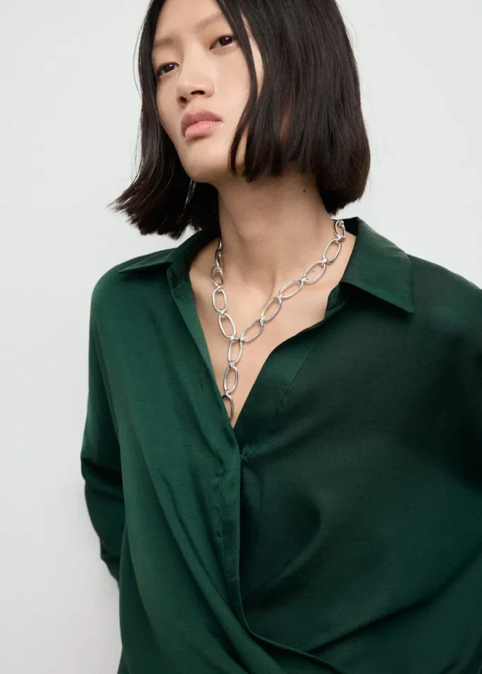 Blouse croisée en satin