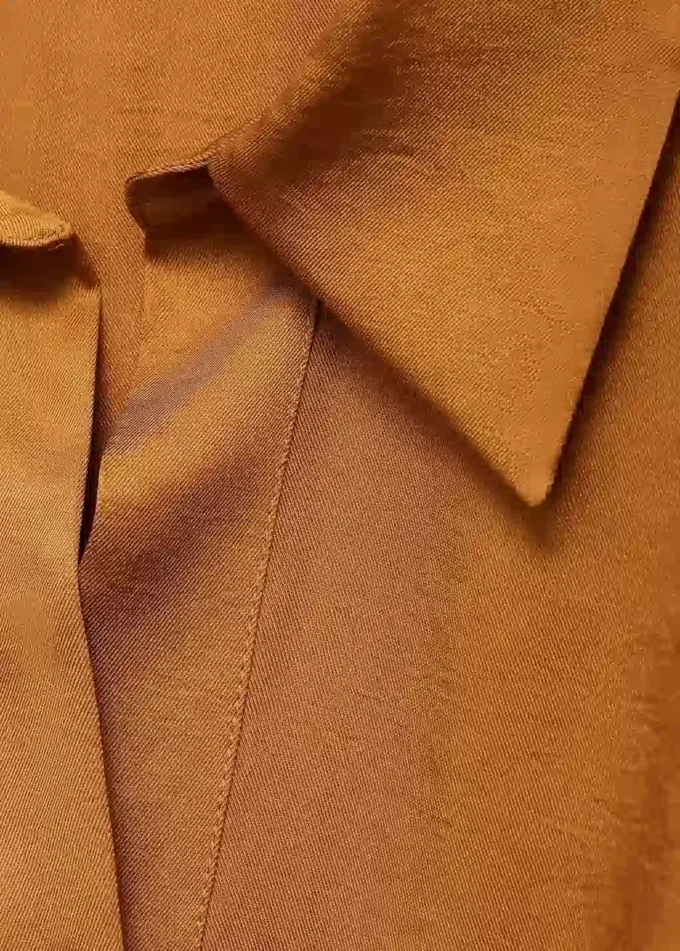 Blouse croisée en satin