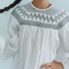 Blouse à détails brodés