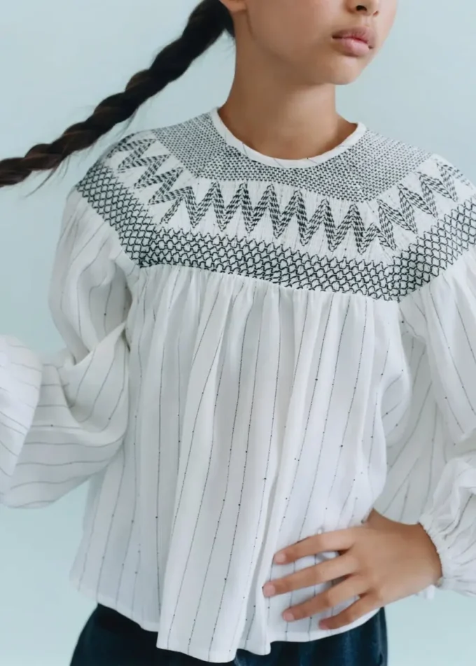 Blouse à détails brodés