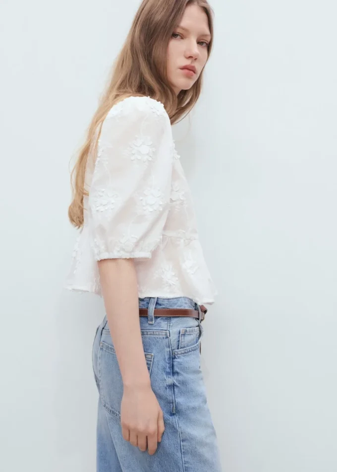 Blouse en coton avec broderies florales