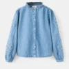 Blouse en denim brodée