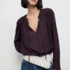 Blouse en mousseline avec encolure à nœud