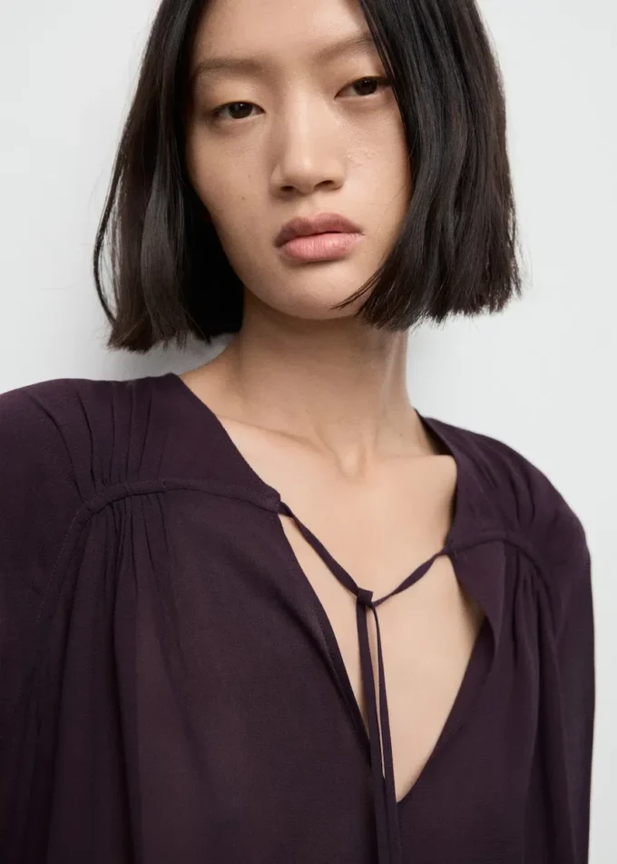 Blouse en mousseline avec encolure à nœud