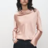 Blouse en satin avec encolure drapée