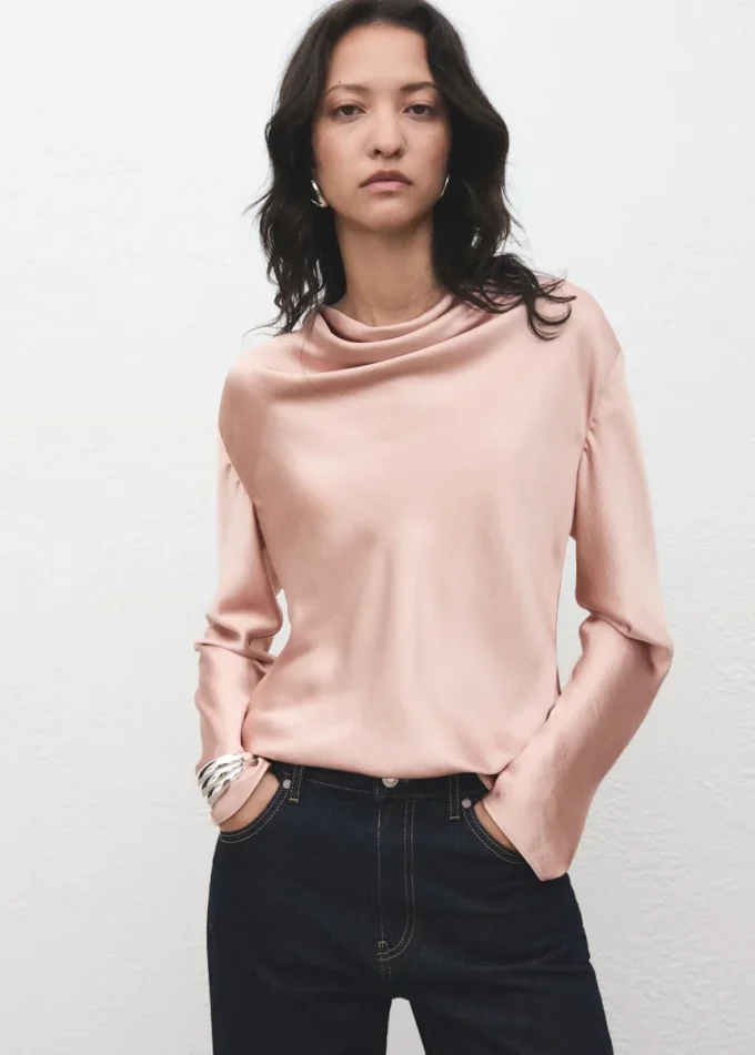 Blouse en satin avec encolure drapée