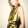 Blouse en satin avec encolure drapée