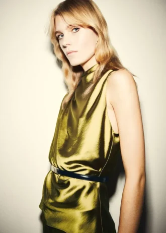 Blouse en satin avec encolure drapée
