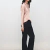 Blouse en satin avec encolure drapée