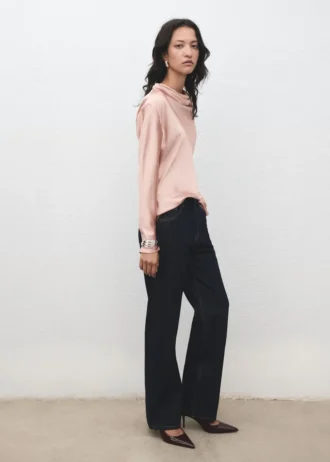 Blouse en satin avec encolure drapée
