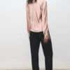 Blouse en satin avec encolure drapée