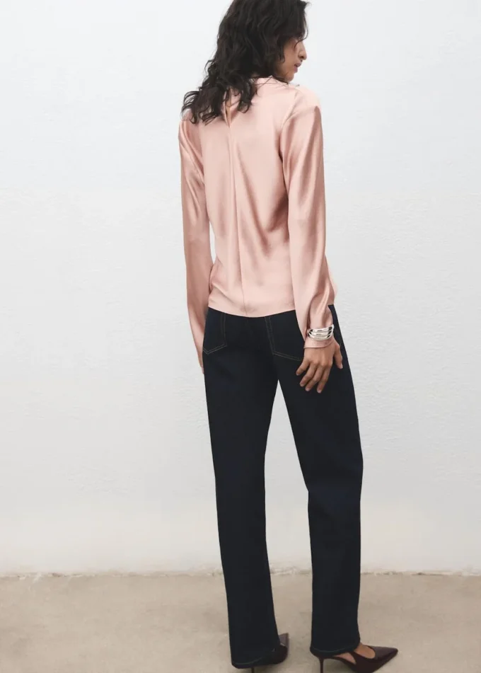 Blouse en satin avec encolure drapée