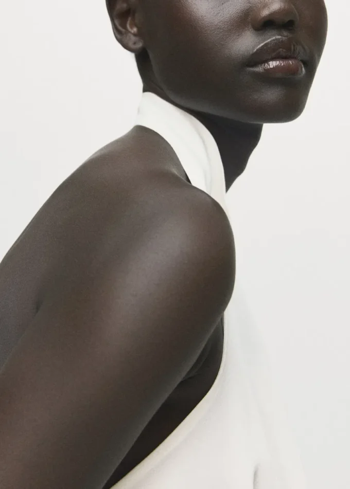 Blouse en satin avec encolure drapée