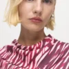 Blouse en satin avec encolure drapée