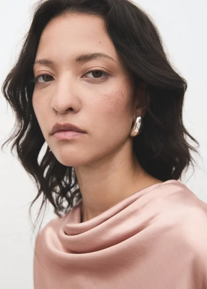 Blouse en satin avec encolure drapée