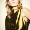 Blouse en satin avec encolure drapée