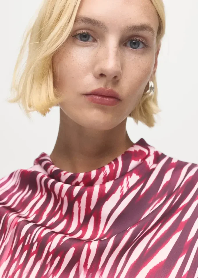 Blouse en satin avec encolure drapée