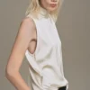 Blouse en satin à col montant