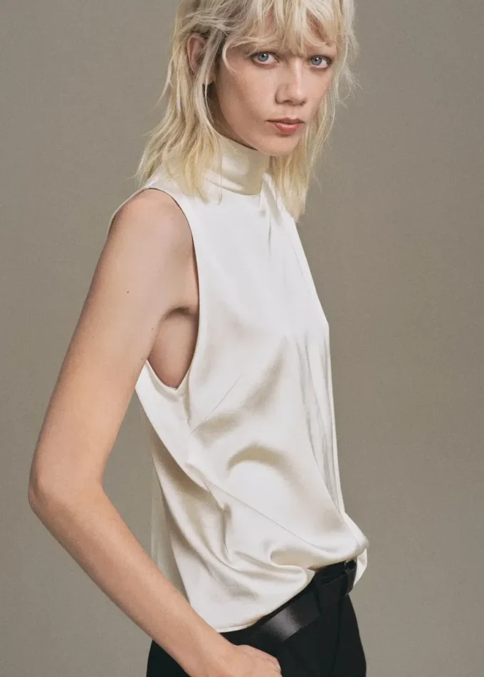 Blouse en satin à col montant