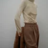 Blouse en satin à col montant