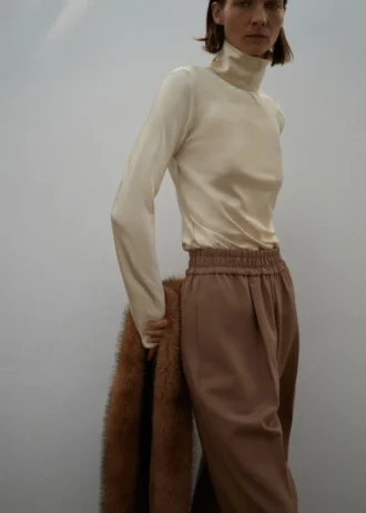 Blouse en satin à col montant