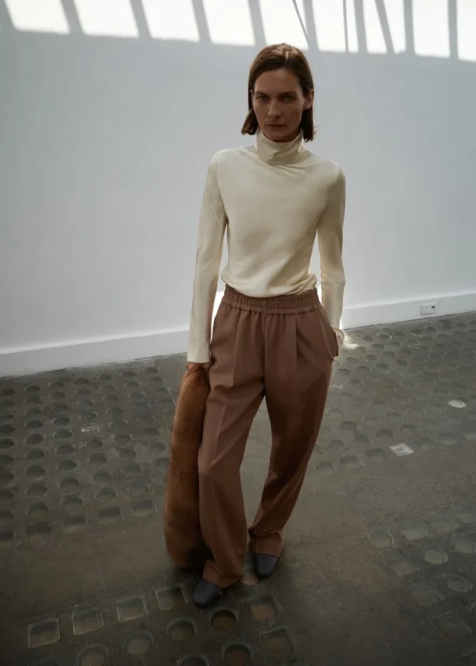 Blouse en satin à col montant