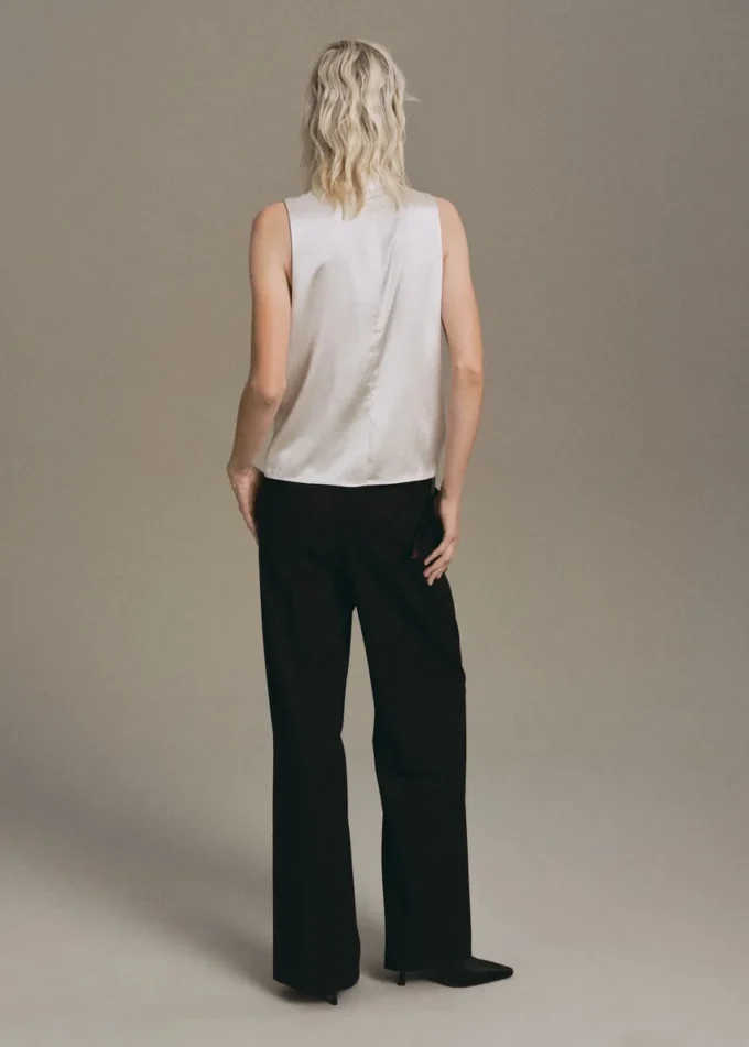 Blouse en satin à col montant