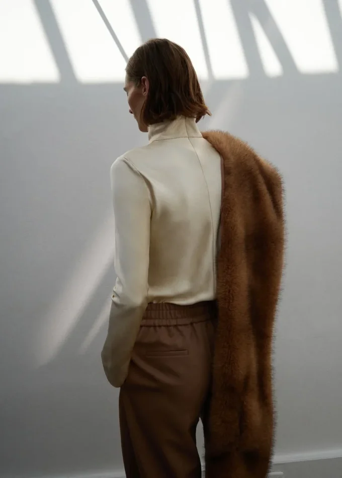 Blouse en satin à col montant